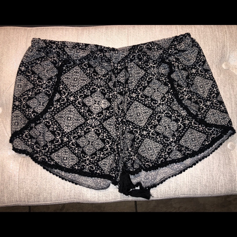 Black & white Hot Kiss shorts💋